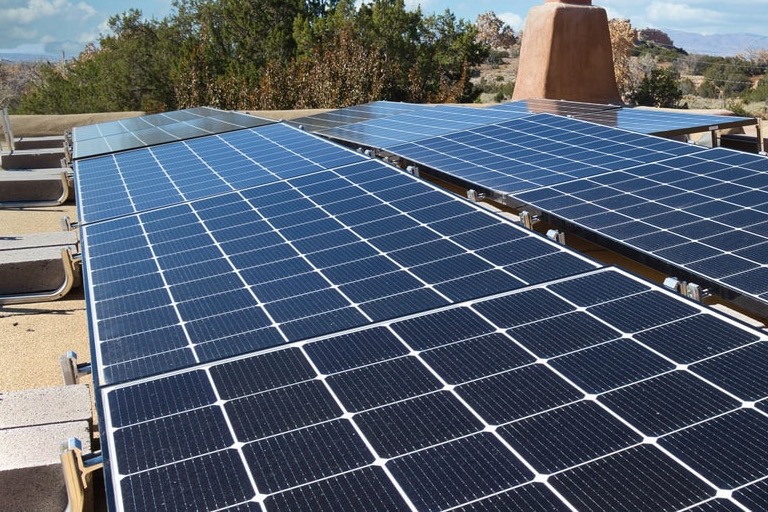 how flat roof solar panels are changing the game for homeowners